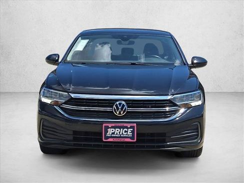 Used 2024 Volkswagen Jetta SE FWD image 2