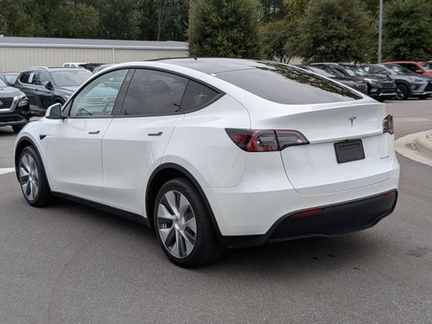 Used 2022 Tesla Model Y Long Range image 5