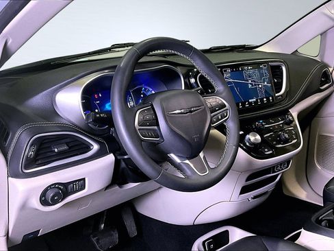 Used 2024 Chrysler Pacifica Select image 17