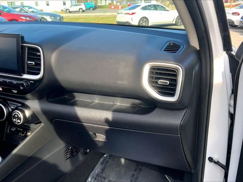 Used 2022 Hyundai Venue SEL image 18
