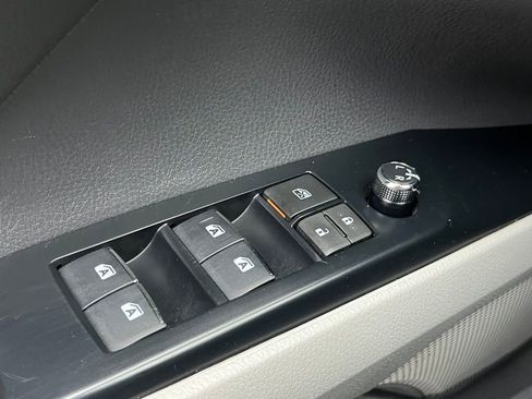 Used 2020 Toyota Camry XLE image 19