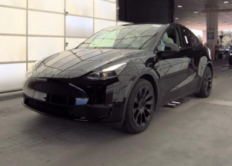 Used 2024 Tesla Model Y Long Range AWD/4WD image 1