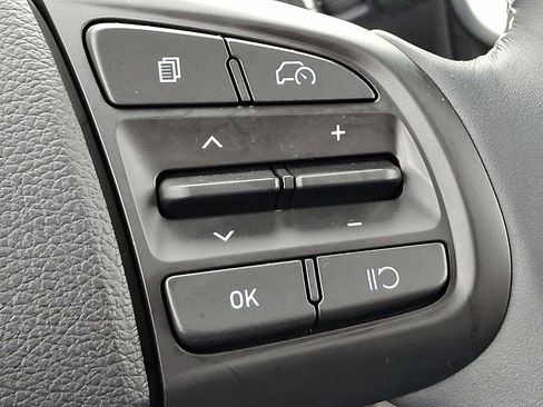 Used 2023 Hyundai Venue SEL image 23