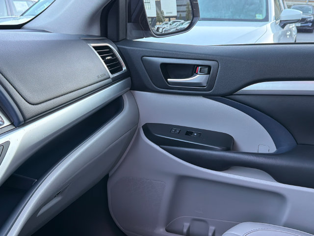 Used 2016 Toyota Highlander XLE FWD image 19