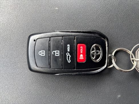 Used 2025 Toyota Highlander LE FWD image 28