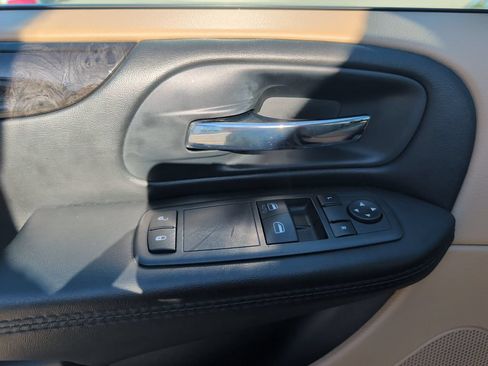 Used 2016 Dodge Grand Caravan American Value Package FWD image 10