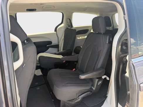 Used 2017 Chrysler Pacifica Touring FWD image 22