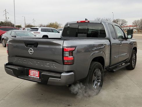 Used 2025 Nissan Frontier SV image 3