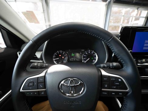 Used 2025 Toyota Highlander XLE image 15