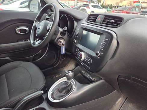 Used 2019 Kia Soul + image 17