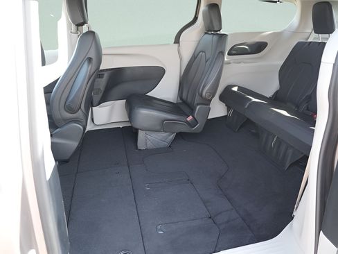 Used 2018 Chrysler Pacifica Touring-L w/ Advanced Safetytec Group FWD image 25