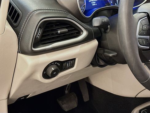 Used 2024 Chrysler Pacifica Touring-L image 17