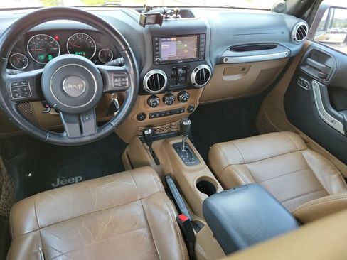 Used 2012 Jeep Wrangler Unlimited Rubicon w/ Connectivity Group AWD/4WD image 13