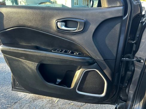 Used 2018 Jeep Compass Latitude image 27