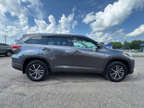 Used 2017 Toyota Highlander XLE AWD/4WD image 8