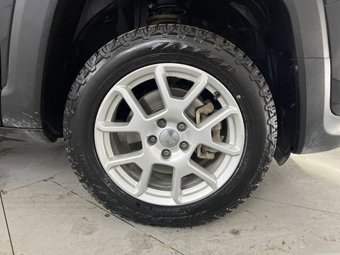 Used 2019 Jeep Renegade Latitude w/ Cold Weather Group image 18