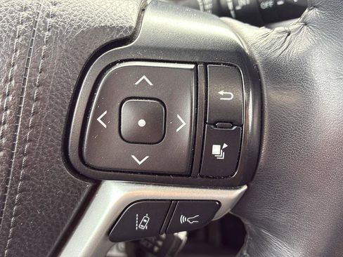 Used 2019 Toyota Highlander SE FWD image 37