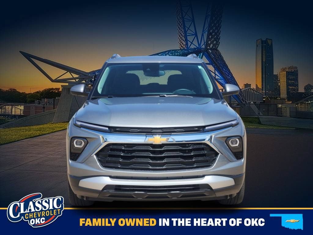 Used 2024 Chevrolet TrailBlazer LT w/ LT Cold Weather Package FWD image 2