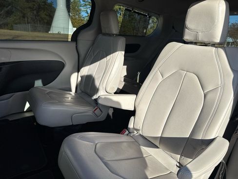 Used 2018 Chrysler Pacifica Touring-L w/ Advanced Safetytec Group image 18