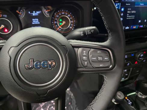 Used 2025 Jeep Gladiator Sport AWD/4WD image 21