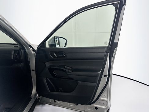 Used 2025 Nissan Pathfinder SV FWD image 33