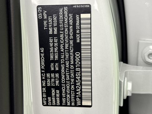 Certified 2025 Porsche Macan image 31