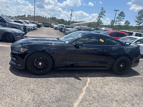 Used 2017 Ford Mustang GT RWD image 4