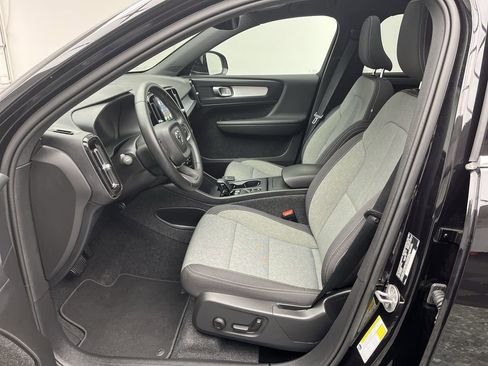 Used 2025 Volvo XC40 B5 Core image 3