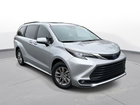 Used 2025 Toyota Sienna XLE image 4