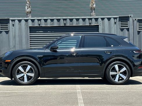 Used 2026 Porsche Cayenne E-Hybrid AWD/4WD image 2