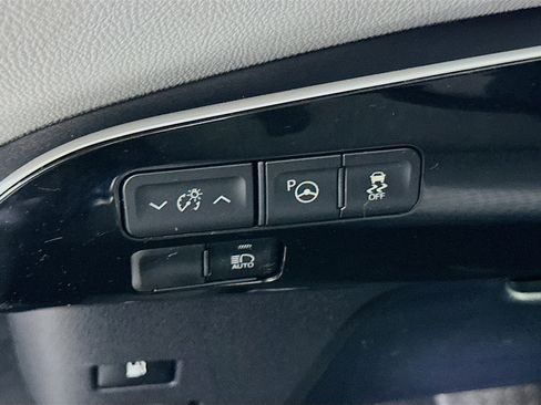 Used 2022 Toyota Prius LE image 16