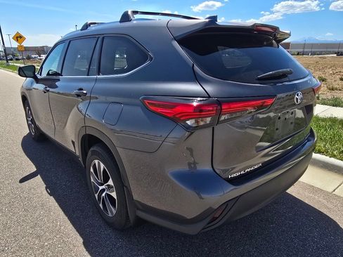 Used 2021 Toyota Highlander XLE image 3