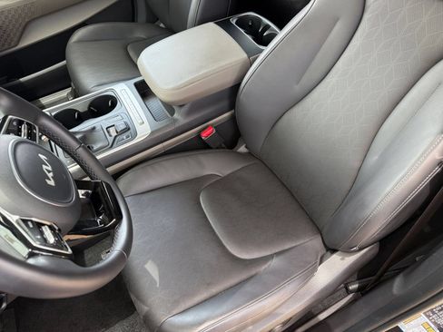 Used 2026 Kia Carnival FWD image 39