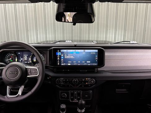 Used 2025 Jeep Wrangler Unlimited Sahara AWD/4WD image 33
