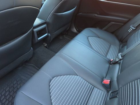 Used 2024 Toyota Camry SE image 9