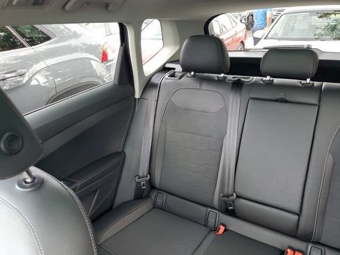 Certified 2025 Volkswagen Taos SE FWD image 8
