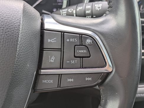 Used 2021 Toyota Highlander XLE FWD image 22