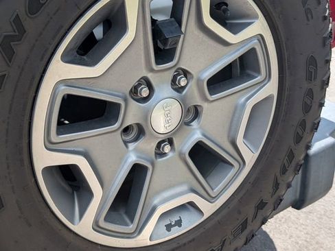 Used 2017 Jeep Wrangler Unlimited Rubicon w/ Dual Top Group AWD/4WD image 14