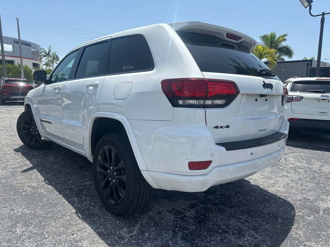 Used 2017 Jeep Grand Cherokee Altitude AWD/4WD image 4