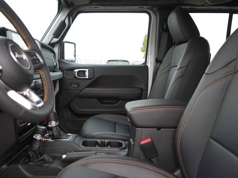 Used 2024 Jeep Wrangler Sahara image 11