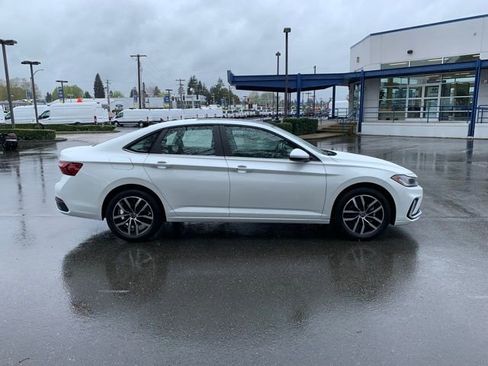 Used 2025 Volkswagen Jetta SE w/ Sunroof Package FWD image 6