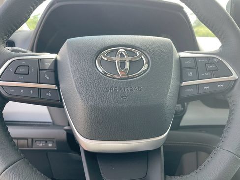 Used 2026 Toyota Sienna XLE FWD image 7