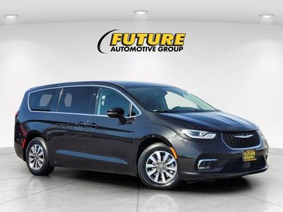 Used 2023 Chrysler Pacifica Touring-L