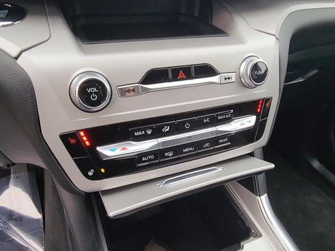 Used 2024 Ford Explorer XLT w/ Equipment Group 202A image 37