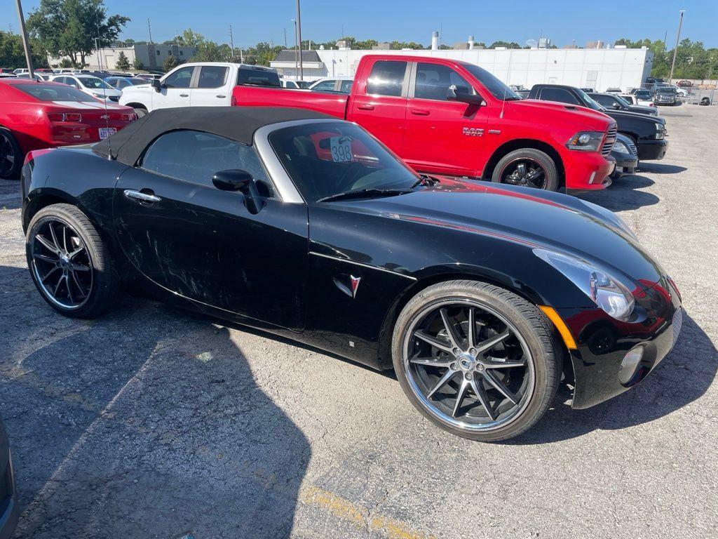 Used 2007 Pontiac Solstice Convertible w/ Premium Package RWD image 3