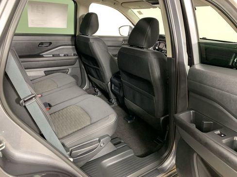 Used 2023 Nissan Pathfinder SV image 39