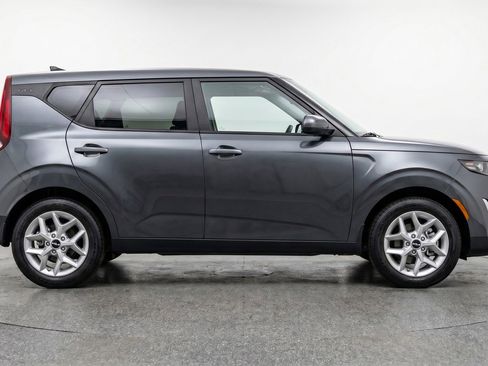 Used 2025 Kia Soul LX w/ LX Technology Package FWD image 11