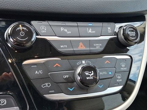 Used 2021 Chrysler Pacifica Touring-L FWD image 19