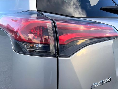 Used 2018 Toyota RAV4 LE FWD image 28