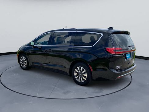 Used 2025 Chrysler Pacifica Select FWD image 3